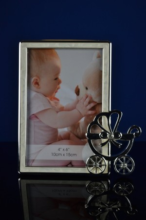 Geef je mooiste herinneringen een bijzondere en liefdevolle plek met deze prachtige fotolijst met decoratieve kinderwagen. Het schattige en speelse ontwerp maakt deze lijst perfect voor babyfoto’s, kinderfoto’s of andere dierbare momenten.  De kinderwagen